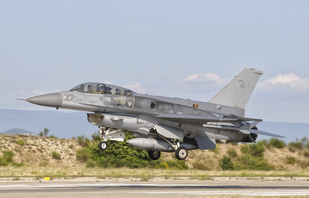 An F-16D of the Royal Singapore Air Force Canvas Art - Giovanni CollaStocktrek Images (35 x 23)