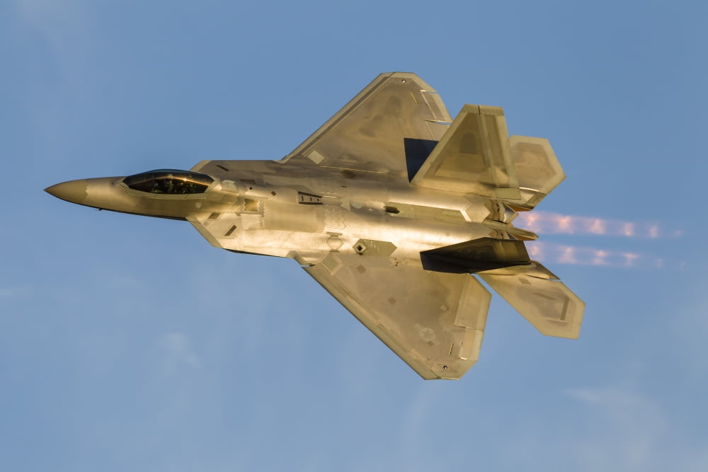 An F-22A Raptor of the US Air Force turns at high speed Canvas Art - Rob EdgcumbeStocktrek Images (34 x 23)