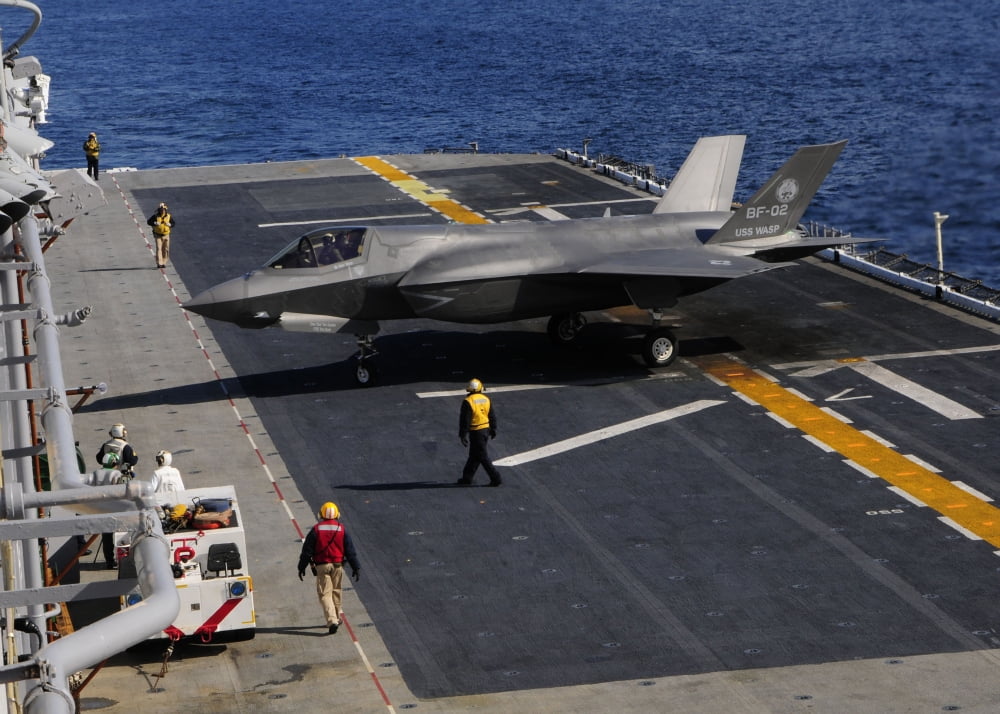 An F-35B Lightning II makes a vertical landing on the flight deck of USS Wasp Canvas Art - Stocktrek Images (34 x 24)