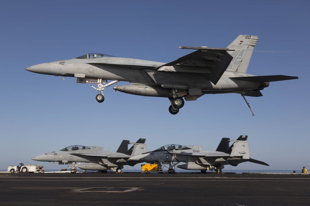 An FA-18E Super Hornet comes in for an arrested landing Canvas Art - Gert KromhoutStocktrek Images (17 x 12)
