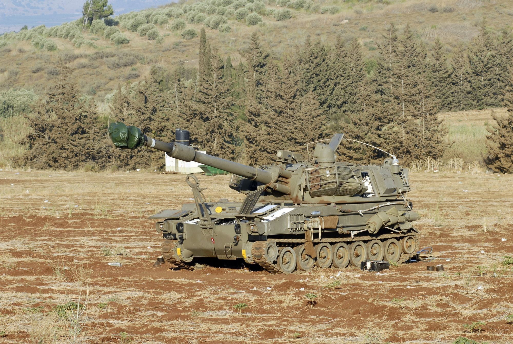 An M109 self-propelled howitzer of the Israel Defense Forces Canvas Art - Andrew ChittockStocktrek Images (34 x 23)