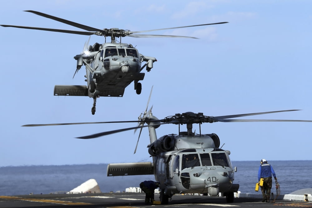 An MH-60S Sea Hawk approaches the amphibious assault ship USS Kearsarge Canvas Art - Stocktrek Images (35 x 23)