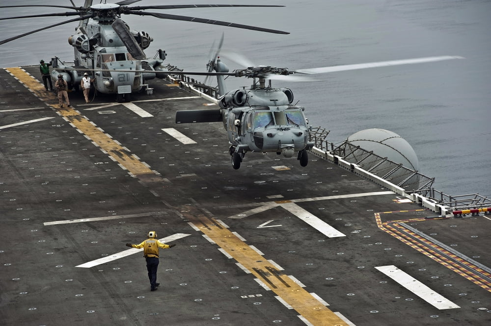 An MH-60S Sea Hawk lands aboard the amphibious assault ship USS Makin Island Canvas Art - Stocktrek Images (35 x 23)