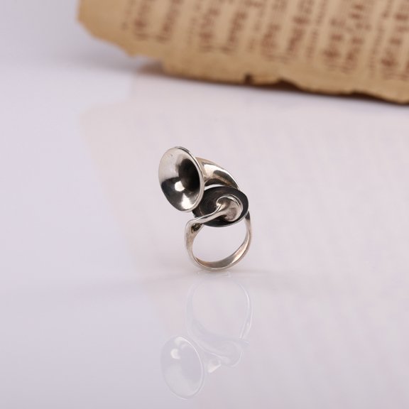 An adjustable 925 sterling silver ring in the form of an antique phonograph