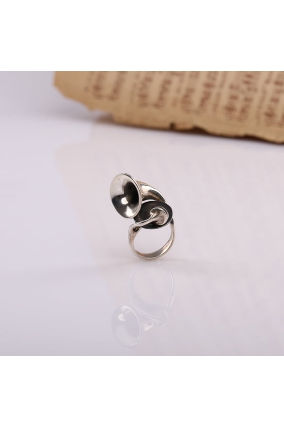 An adjustable 925 sterling silver ring in the form of an antique phonograph