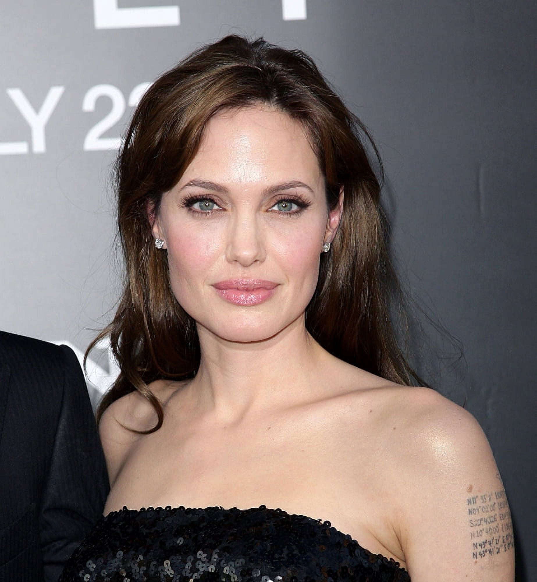 Angelina Jolie At Arrivals For Salt Premiere Canvas Art - (16 x 20)