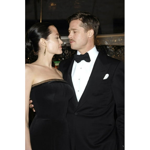 Angelina Jolie Brad Pitt At Arrivals For The Los Angeles Premiere Of The Curious Case Of Benjamin Button Mann'S