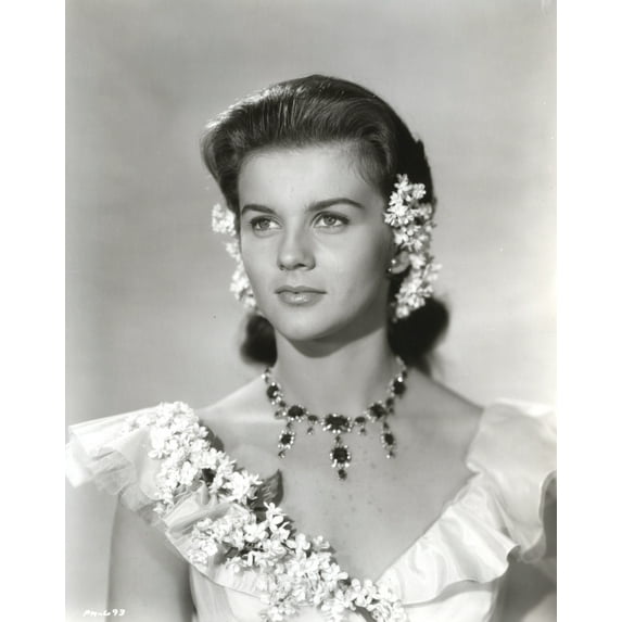 Ann-Margaret with flowers in her hair Photo Print (24 x 30)