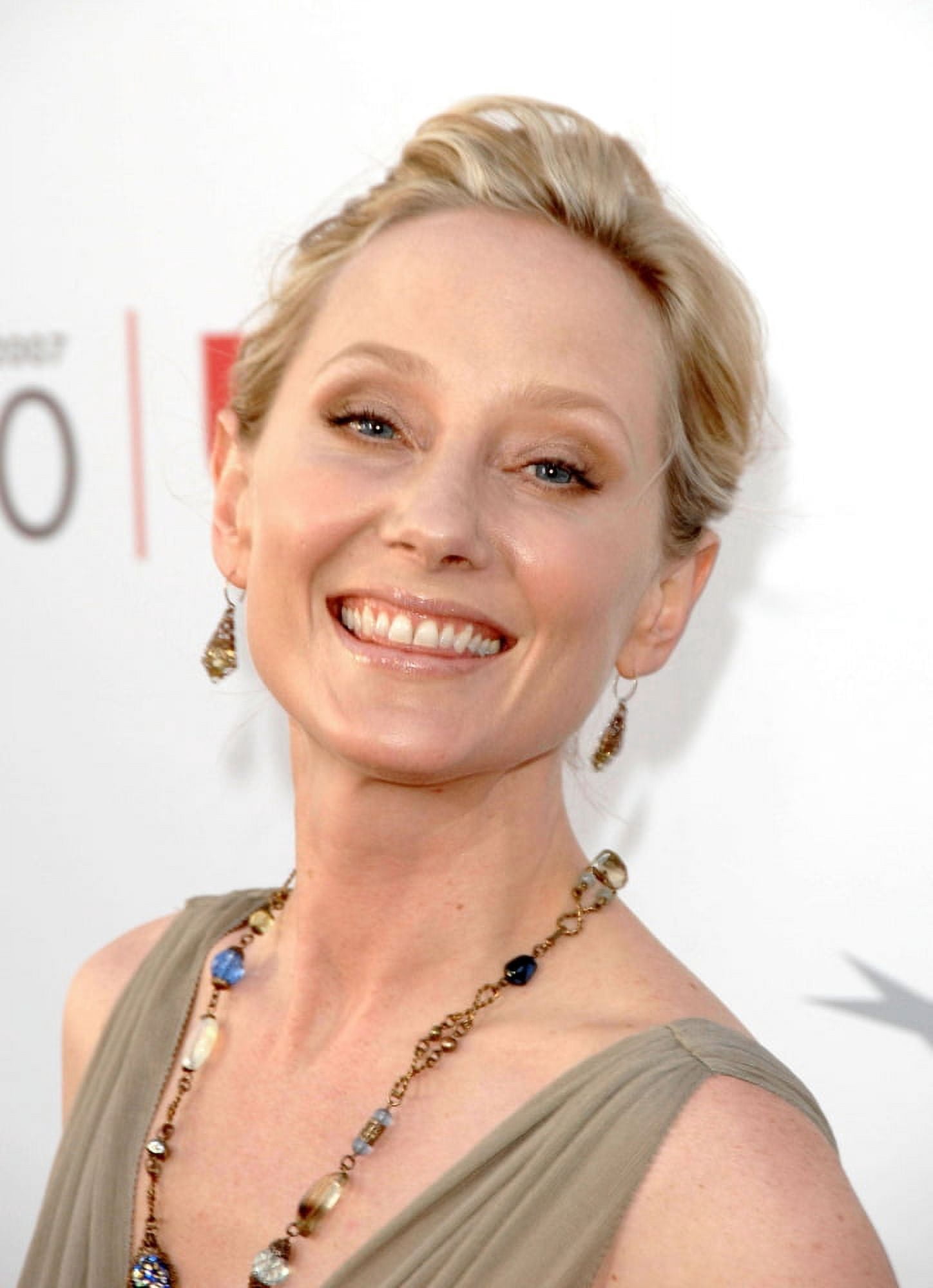 Anne Heche At Arrivals For The 35Th Afi Life Achievement Award And Tribute Dinner For Al Pacino Canvas Art - (16 x 20)
