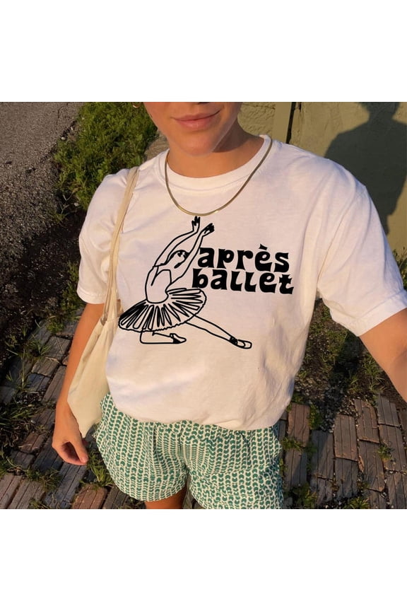 Apres Ballet graphic T-EE, ballerina shirt, t-rendy balletcore A-pparel, on pointe T-EE, gift for dancer, dance clot-hing, preppy ballerina gift