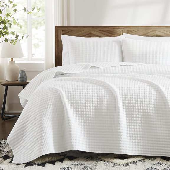 Arctic White Queen Size 3-Piece Lightweight Quilt Set with 2 Pillow Shams