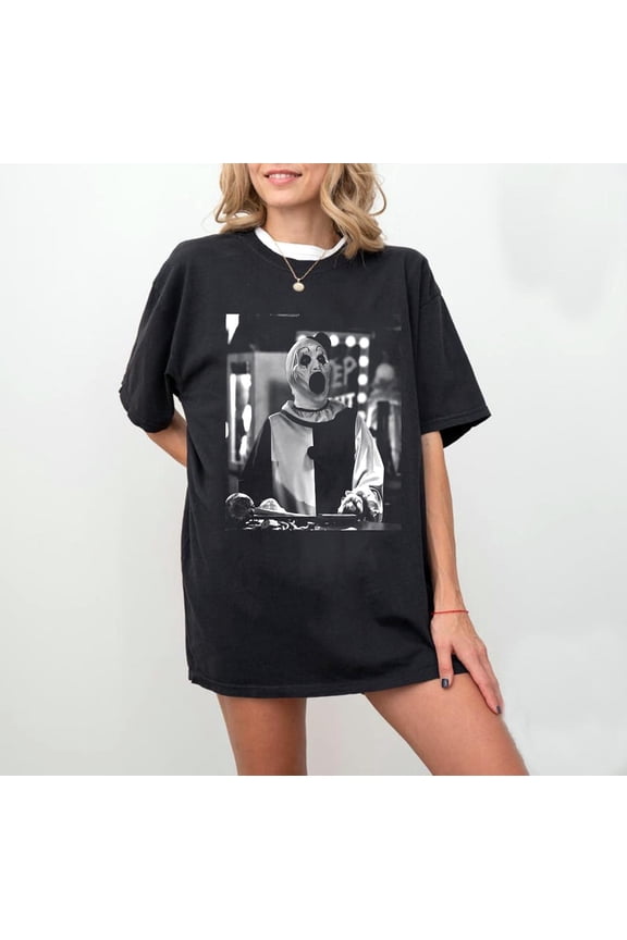 Art The Clown Terrifier Graphic Tshirt, Scary Horror Clown T-shirt, Creepy Heart Hands Tee, Spooky Slasher Fan Gift, Halloween Horror Movie,Black Color,Size M