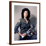 Art.com Alien 1979 Directed by Ridley Scott Avec Sigourney Weaver Photo, Brown Frame Wall Art, 23" x 29"