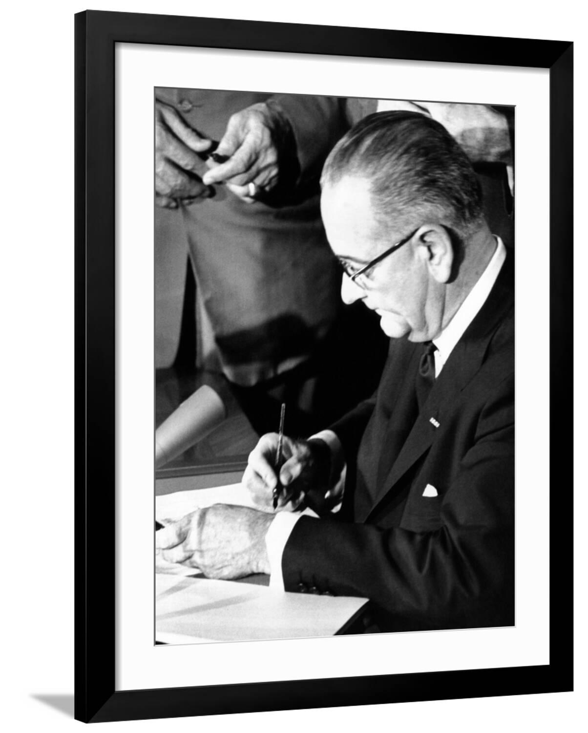 Art.com President Lyndon Johnson Signing the 1964 Civil Rights Bill ...