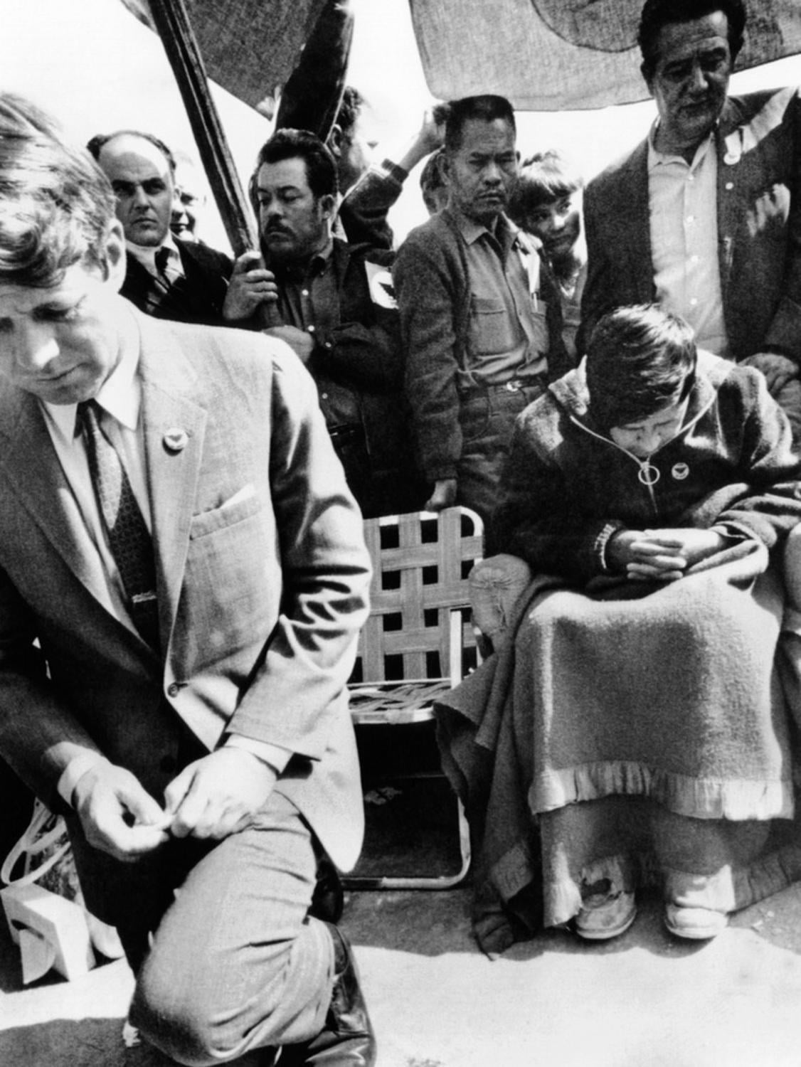 Art.com Sen Robert Kennedy Worships with Cesar Chavez Photo, 18