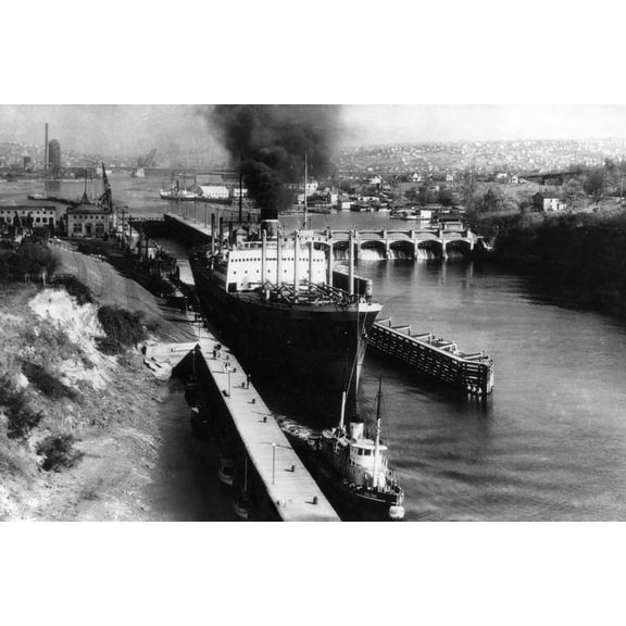 Art.com World Famous Ballard Canal Locks in Seattle, WA Photograph - Seattle, WA Art Print by Lantern Press, 18" x 12"