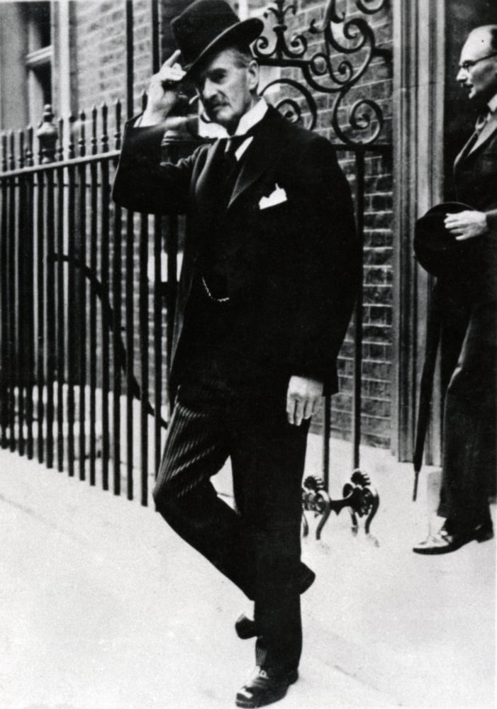 Arthur Neville Chamberlain (1869-1940) Premier Ministre DAngleterre Sort Du 10 Downing Street Coll Canvas Art - (18 x 24)