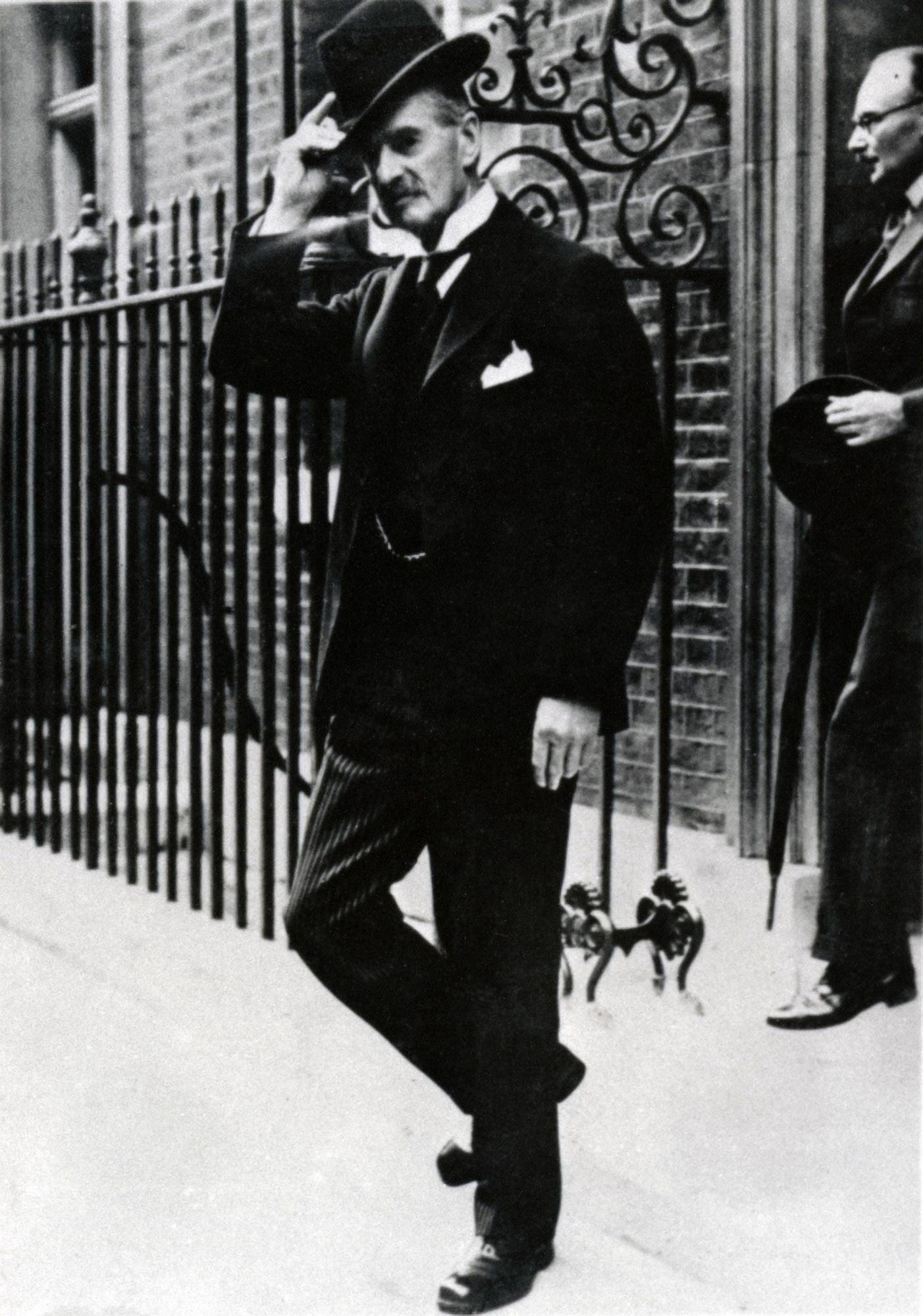 Arthur Neville Chamberlain (1869-1940) Premier Ministre DAngleterre Sort Du 10 Downing Street Coll Canvas Art - (24 x 36)