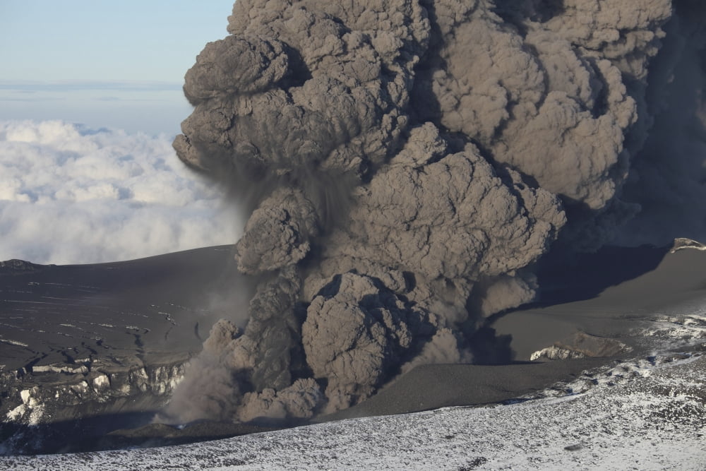 Ash cloud eruption on Eyjafjallajokull Volcano Iceland Canvas Art - Richard RoscoeStocktrek Images (18 x 12)