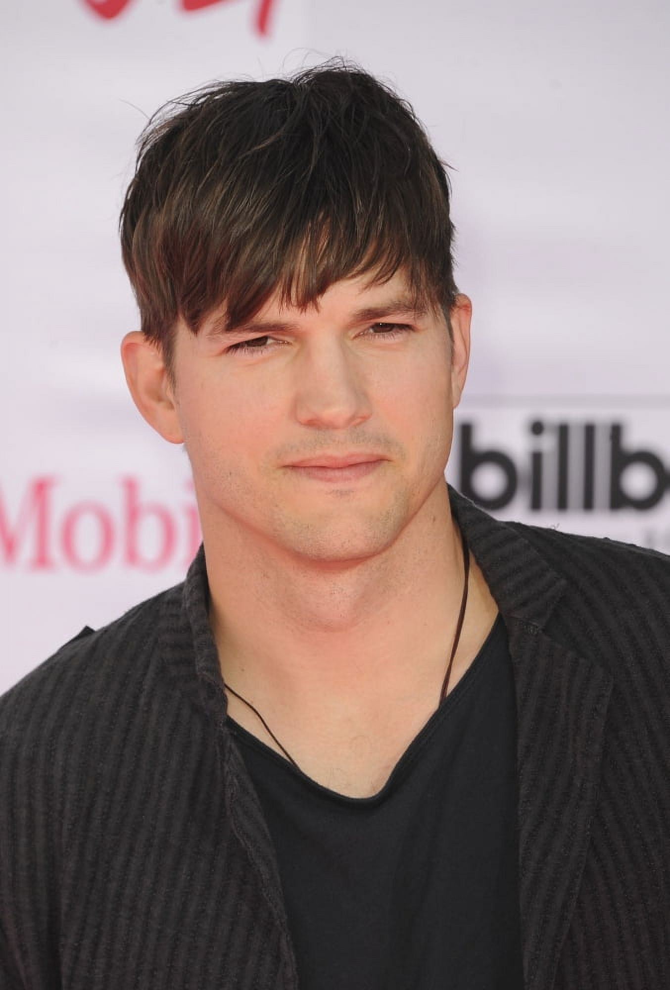 Ashton Kutcher At Arrivals For 2016 Billboard Music Awards - Arrivals 2 Canvas Art -  (16 x 20)