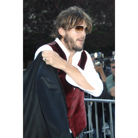 Ashton Kutcher At Arrivals For Abc Network 2007-2008 Primetime Upfronts Previews Lincoln Center New York Ny May 15