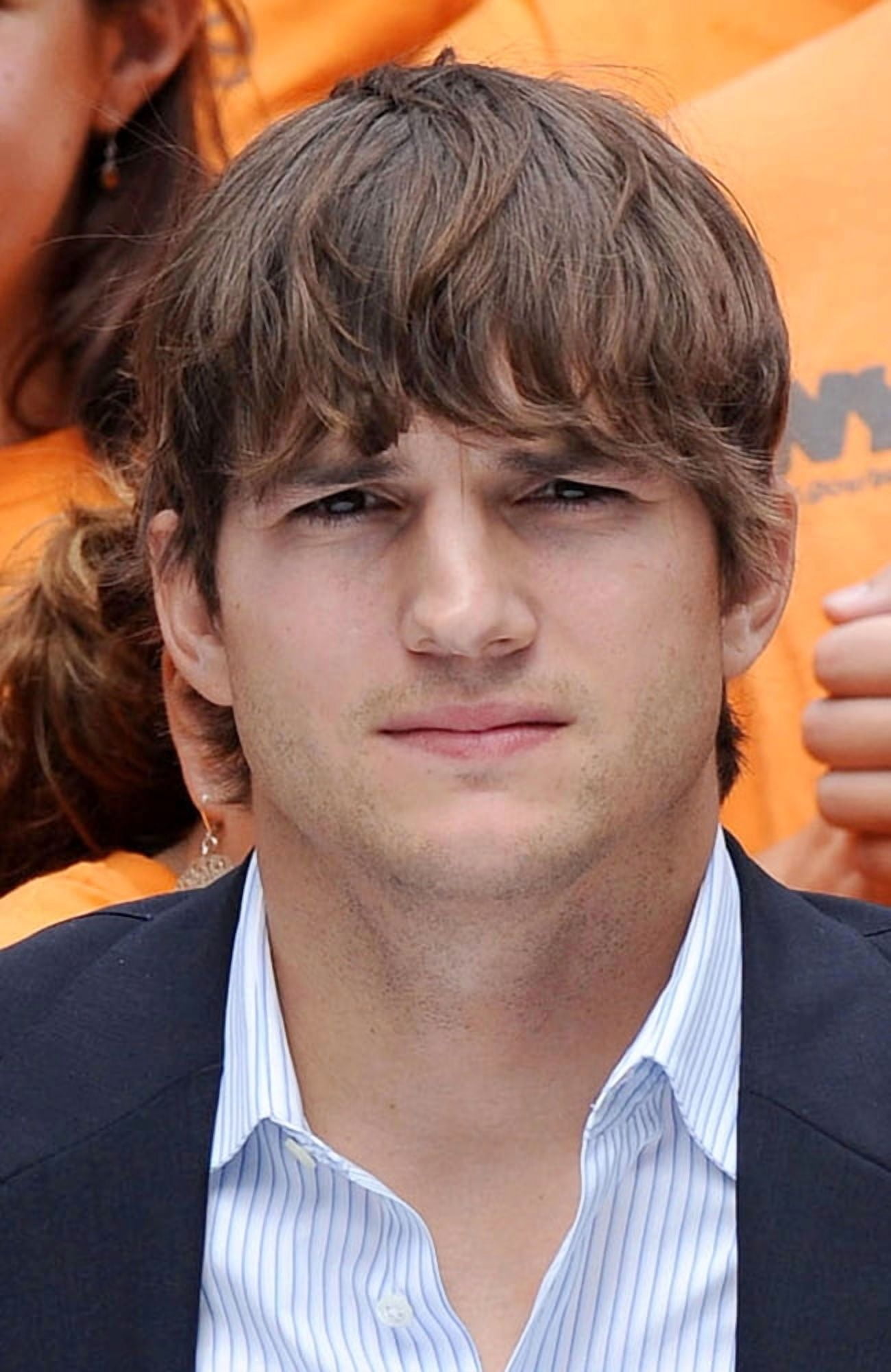 Ashton Kutcher At The Press Conference For Entertainment Industry Foundation I Participate Kick Off Promotes Volunteerism Canvas Art -  (16 x 20)