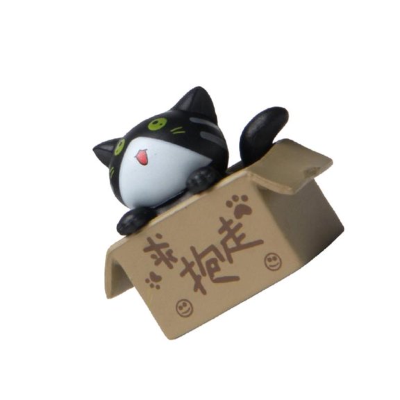 Attractive PVC Cats Sculpture with Animated Face Features Automotive Decors Piece for Car Interior Decoration &
