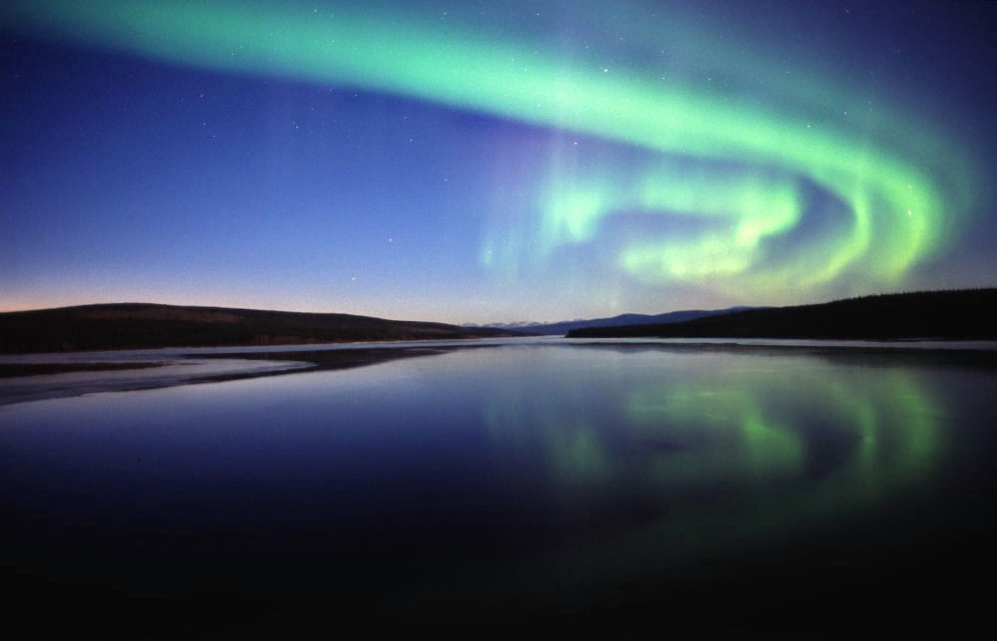 Aurora Over Nitsutlin Bay Teslin Yukon Canvas Art - Robert Postma Design Pics (18 x 12)