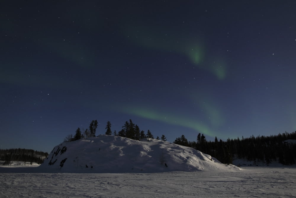 Aurora over Vee Lake Yellowknife Northwest Territories Canada Canvas Art - Yuichi TakasakaStocktrek Images (18 x 12)