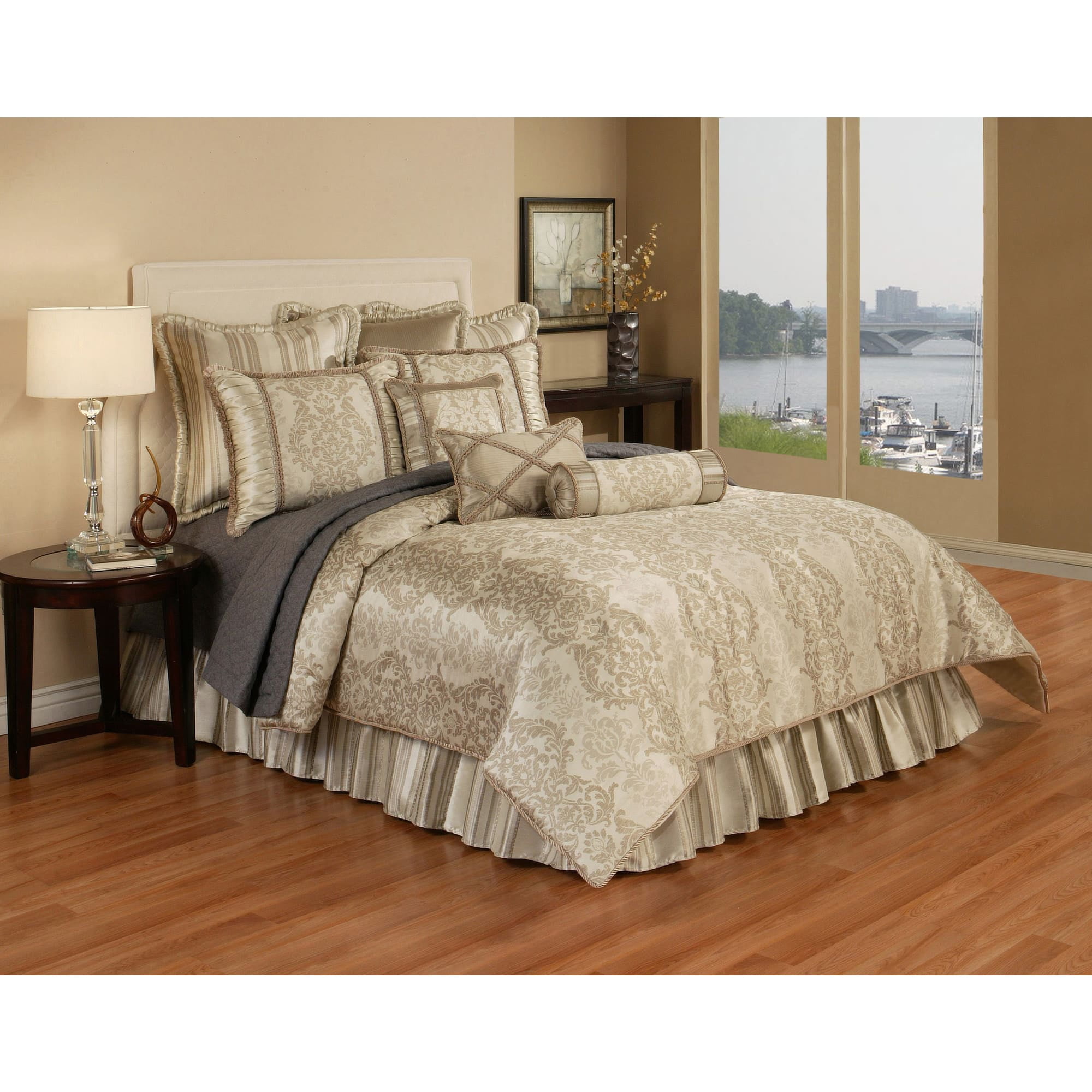 Luxurious Gold and Champagne Queen Comforter Set with Medallion Pattern