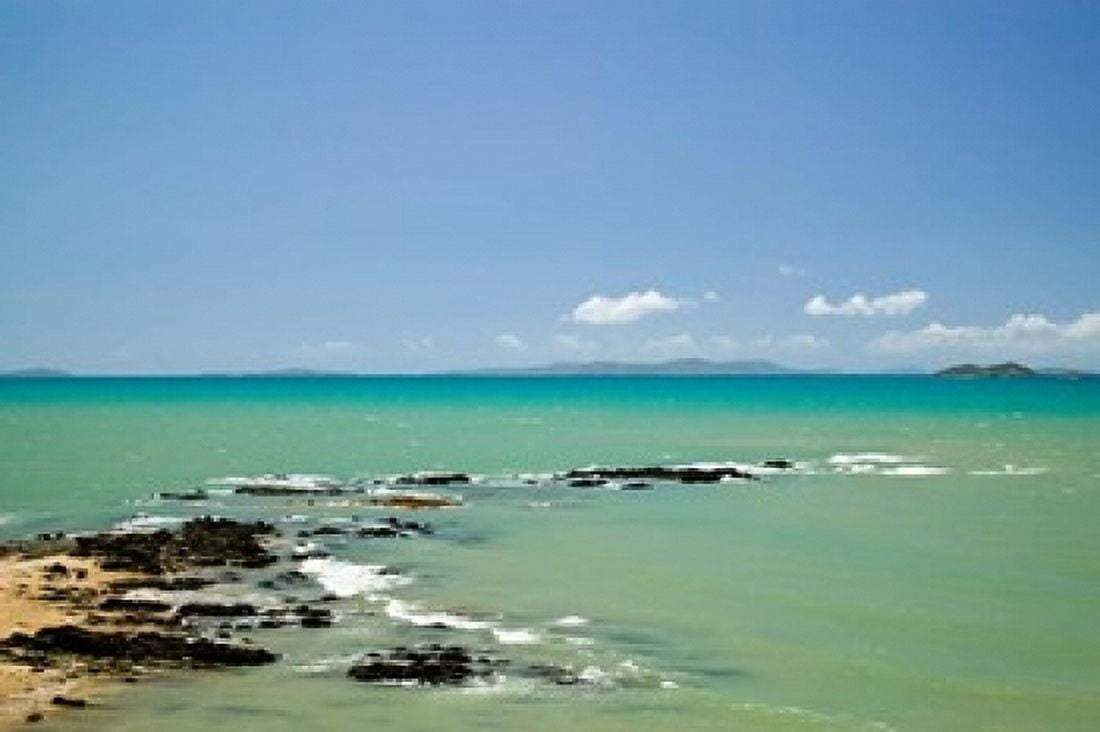 Australia Emu Park Churchill Lookout Beach Canvas Art - Walter Bibikow DanitaDelimont (36 x 24)