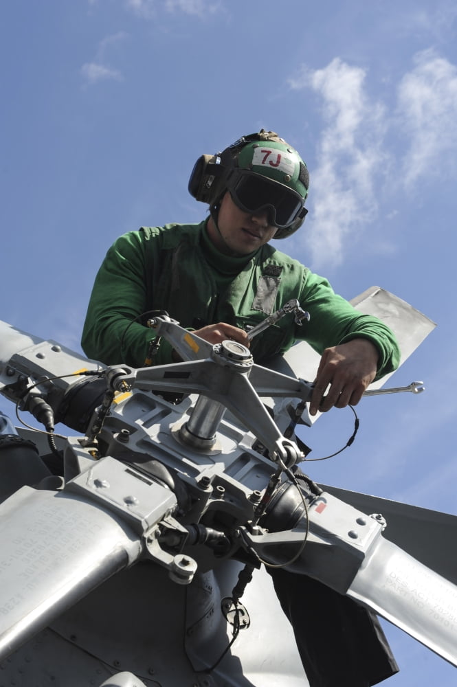 Aviation Machinist?Ø¬æ¬¥?Ø¬æ¬†?Ø¬æ¬¥s Mate performs maintenance on an MH-60R Seahawk Canvas Art - Stocktrek Images (23 x 34