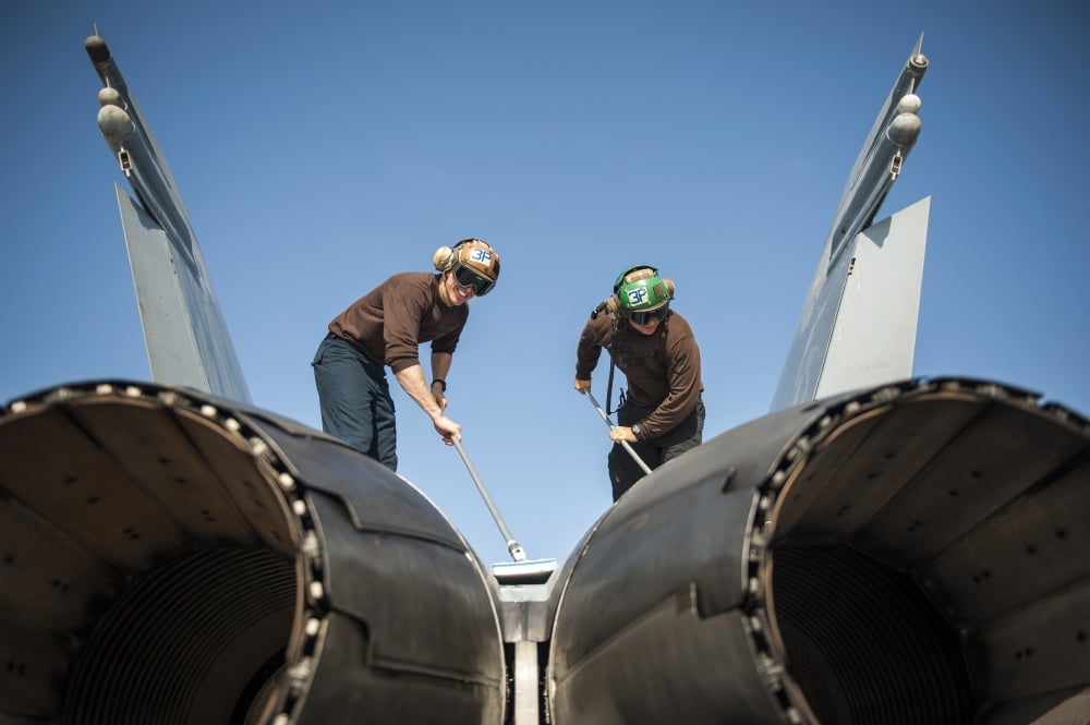 Aviation Machinist?Ø¬æ¬¥?Ø¬æ¬†?Ø¬æ¬¥s Mates clean an FA-18C Hornet Canvas Art - Stocktrek Images (34 x 23)