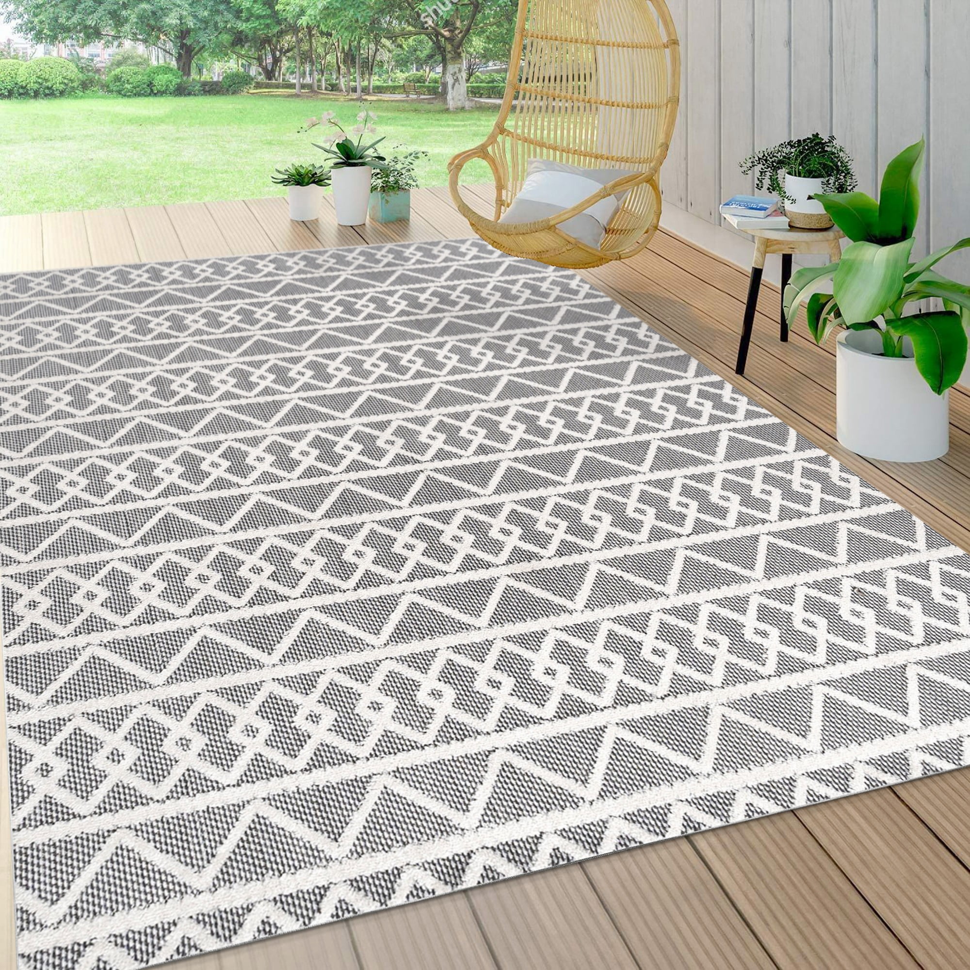 Aylan Black and Ivory Geometric Synthetic Indoor/Outdoor Rug