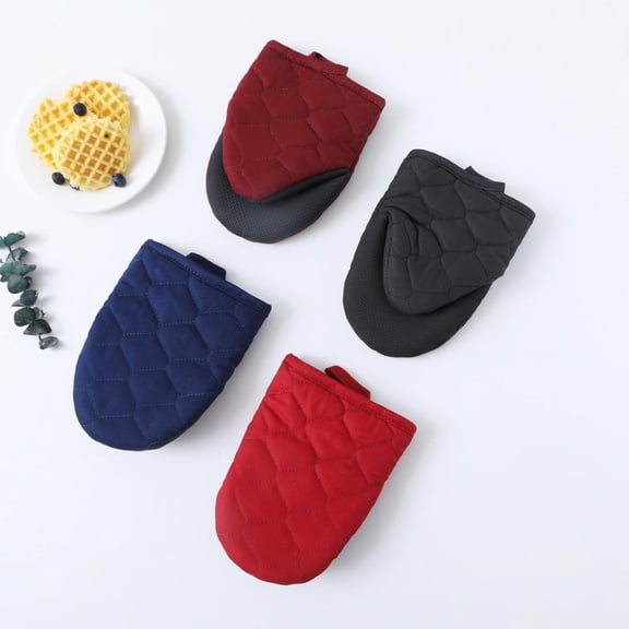BDIUA-Heat Resistant Mini Oven Mitts, 2 Pcs of Short Silicone Oven Mits, Non-Slip Grip Surfaces Kitchen Gloves for Cooking, Machine Washable with Hanging Loops Oven Gloves (5.5x7 inches, red)
