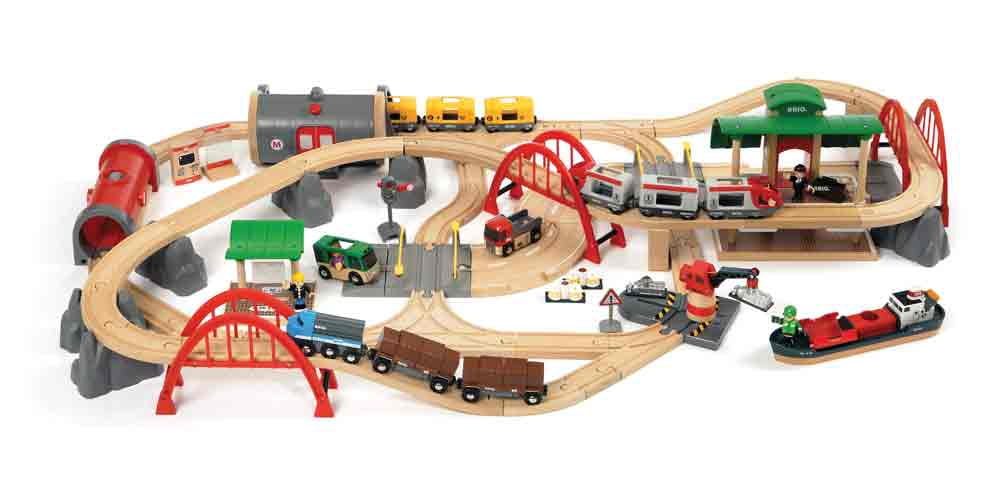 BRIO 木製トレインセット　BR-33052 BRIO Deluxe Railway Set for Kids with Classic Bridges and Battery
