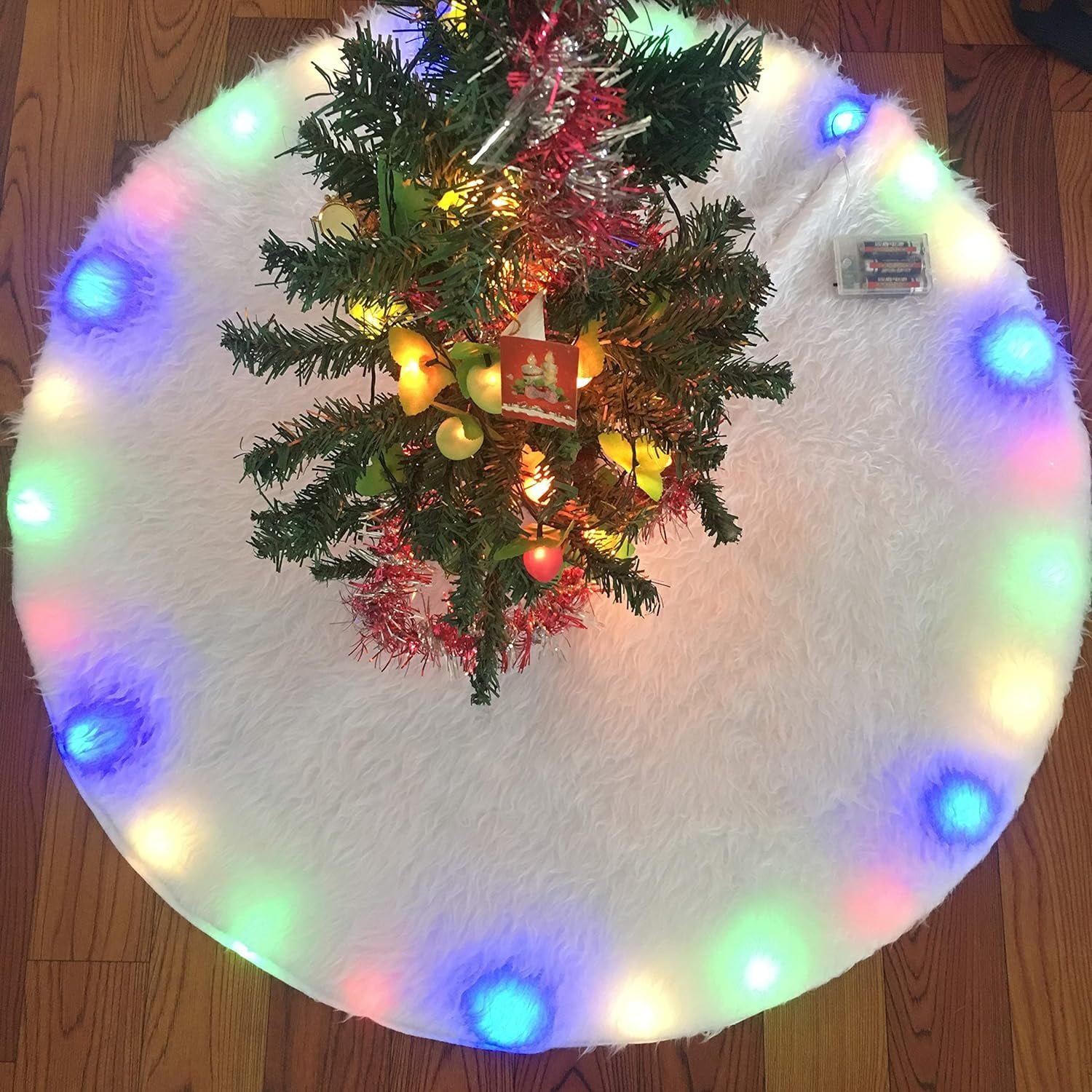 BSHAPPLUS® Christmas Tree Skirt, 48 Inches Luxury Snowy White Faux Fur Xmas Tree Skirt Base Cover Mat With 36 LED Lights,2 Light Modes for Xmas New Year Holiday Home Party Decorations