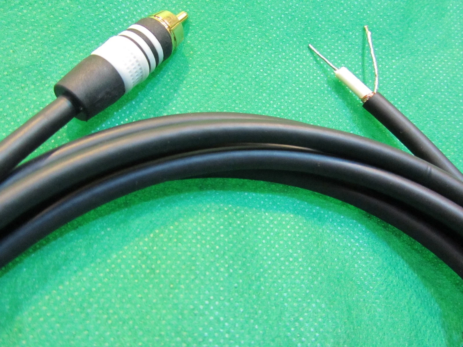 BUTTERFLY- 8' Dc Pro Speaker Subwoofer Shielded Cable, White Ring Gold Rca To Bare Wire.