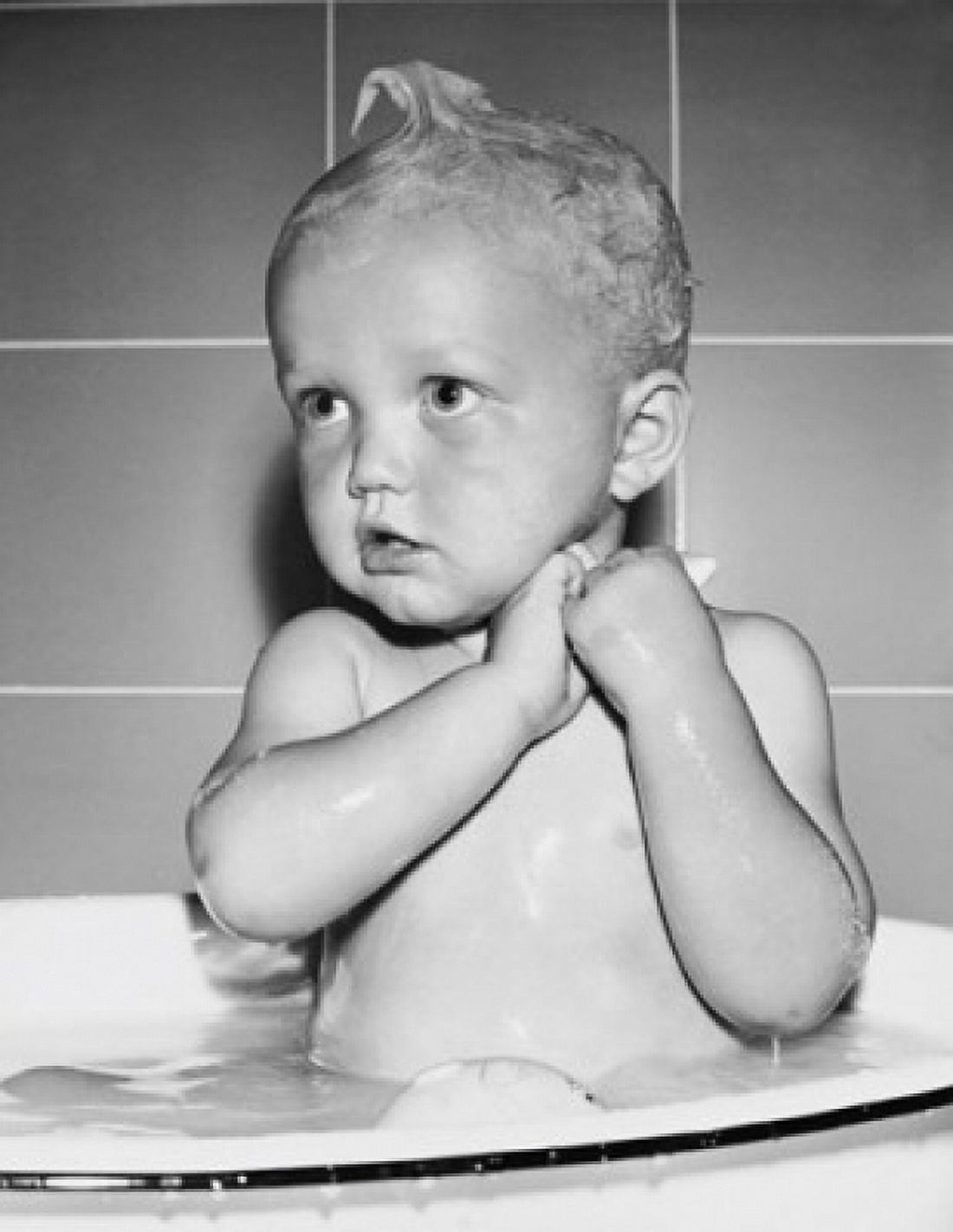 Baby in a bathtub Canvas Art - (18 x 24)
