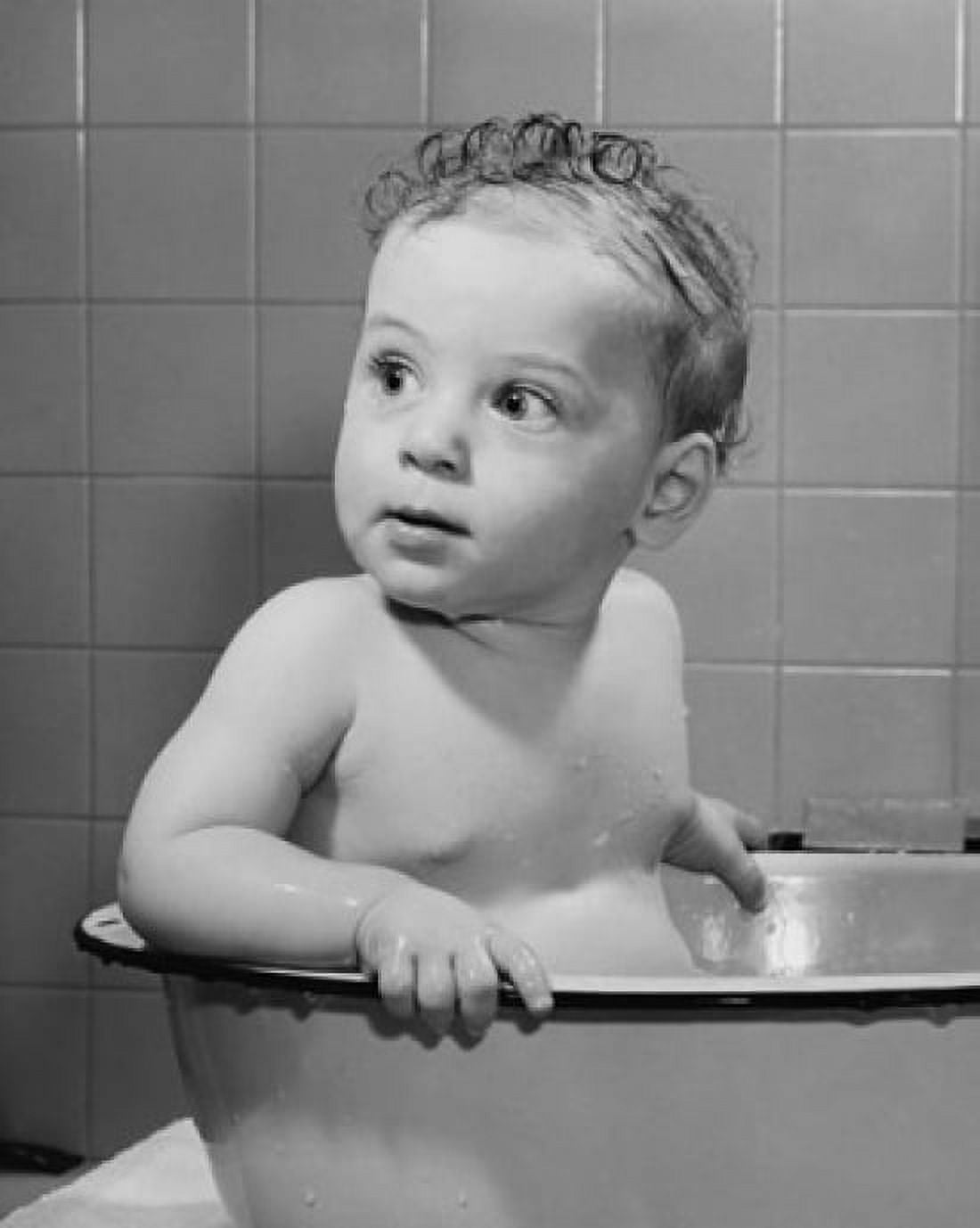Baby in a bathtub Canvas Art - (18 x 24)