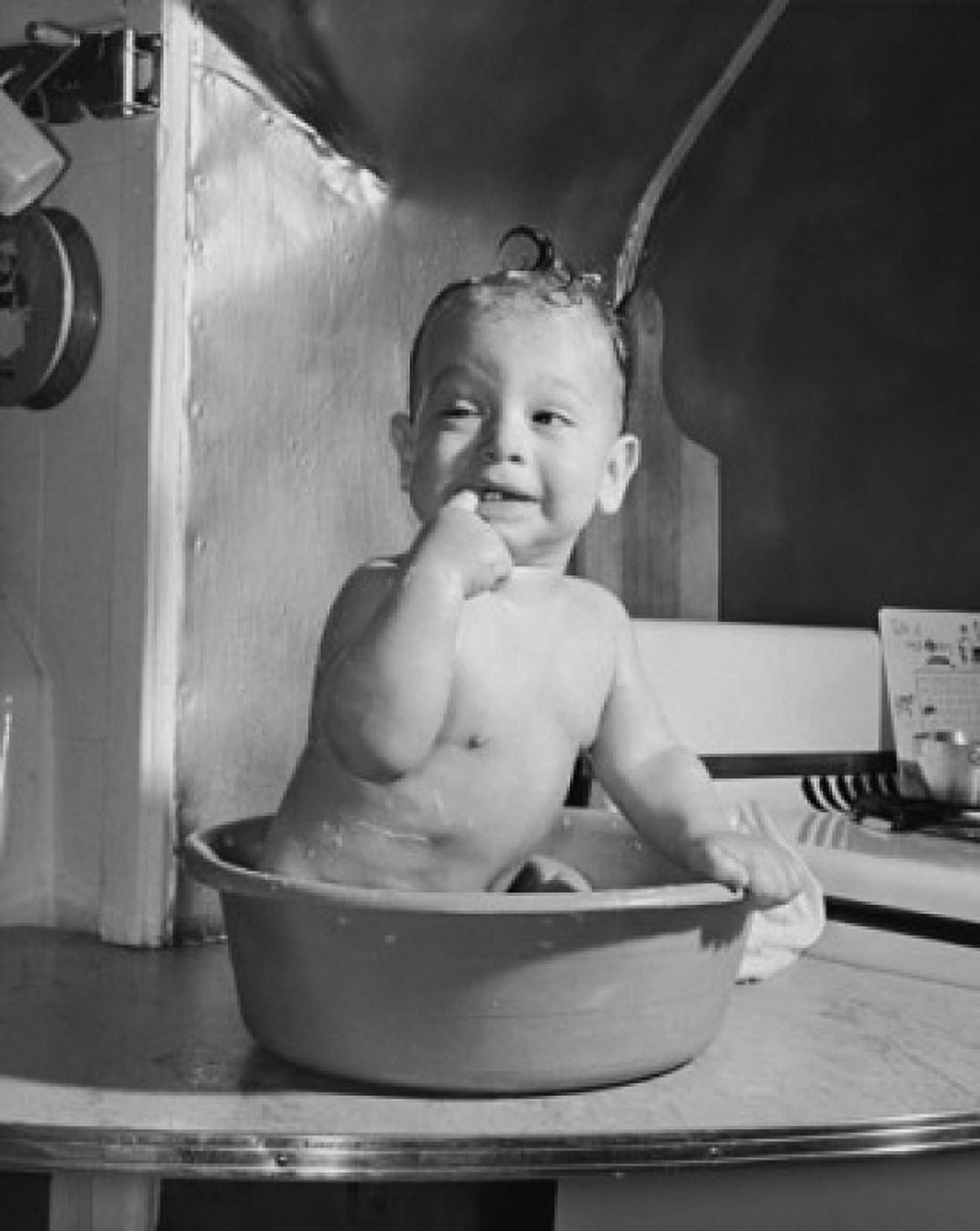 Baby in a bathtub with its finger in its mouth Canvas Art - (18 x 24)