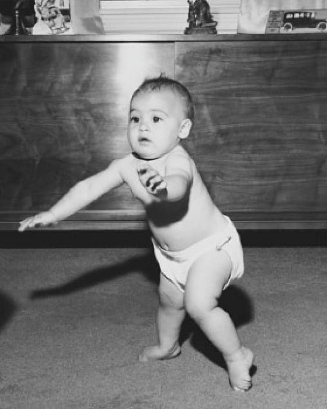 Baby learning to walk Canvas Art - (18 x 24)