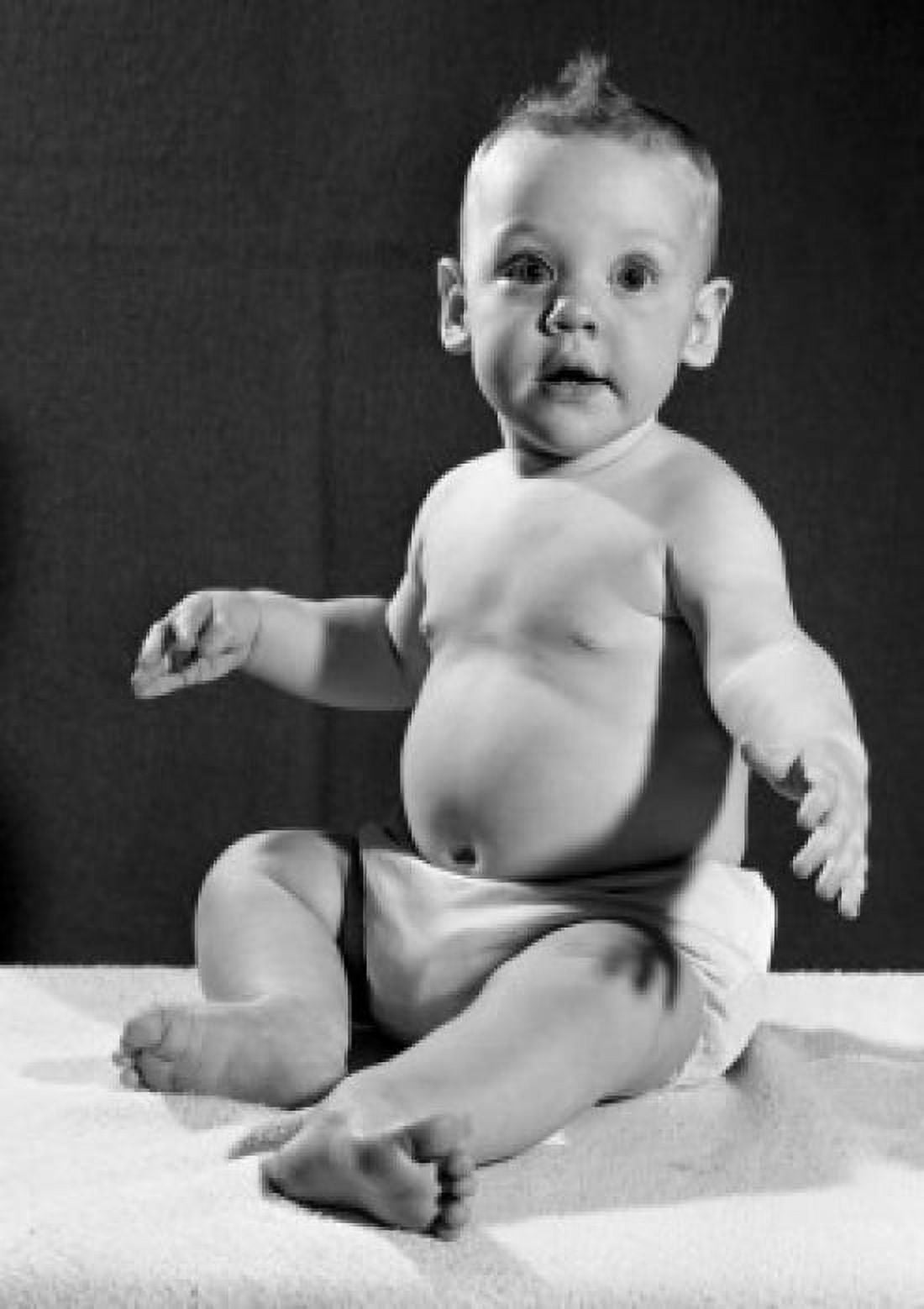 Baby sitting up Canvas Art - (24 x 36)