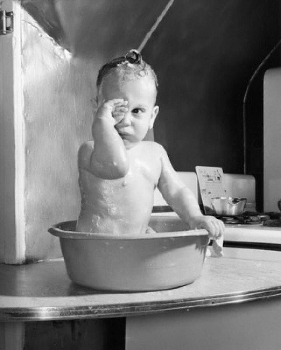 Baby washing in basin Canvas Art - (18 x 24)