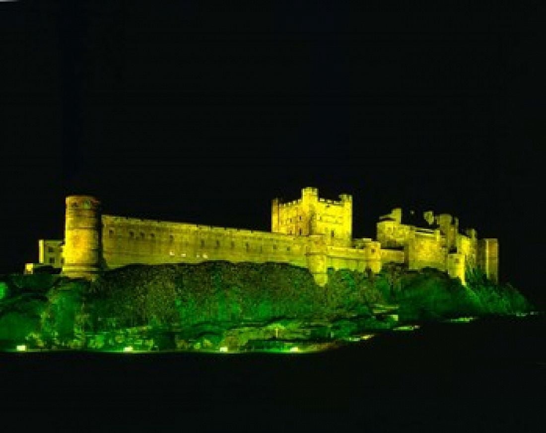 Bamburgh Castle Northumberland England Canvas Art - Paul Thompson DanitaDelimont (36 x 28)