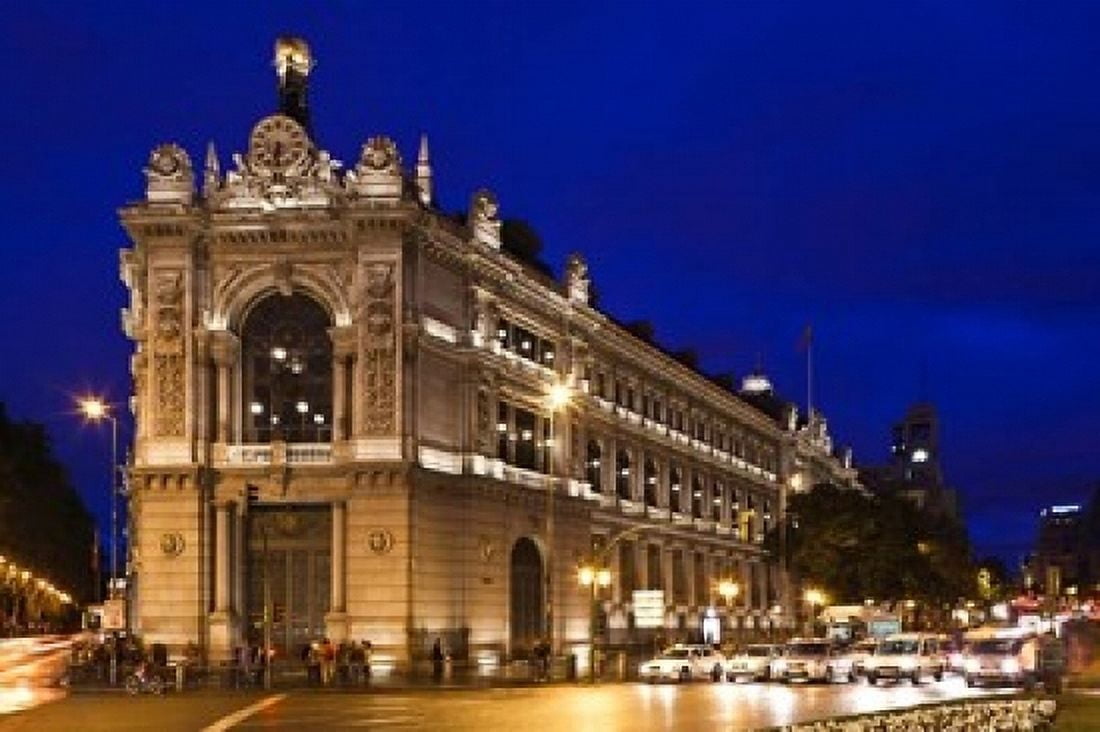 Banco de Espana Plaza de Cibeles Madrid Spain Canvas Art - Walter Bibikow DanitaDelimont (18 x 12)