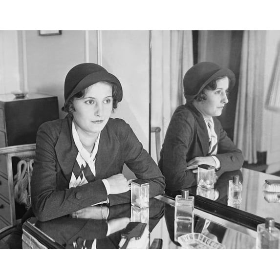 Barbara Stanwyck At The Waldorf Astoria Hotel In New York Still (20 x 16)