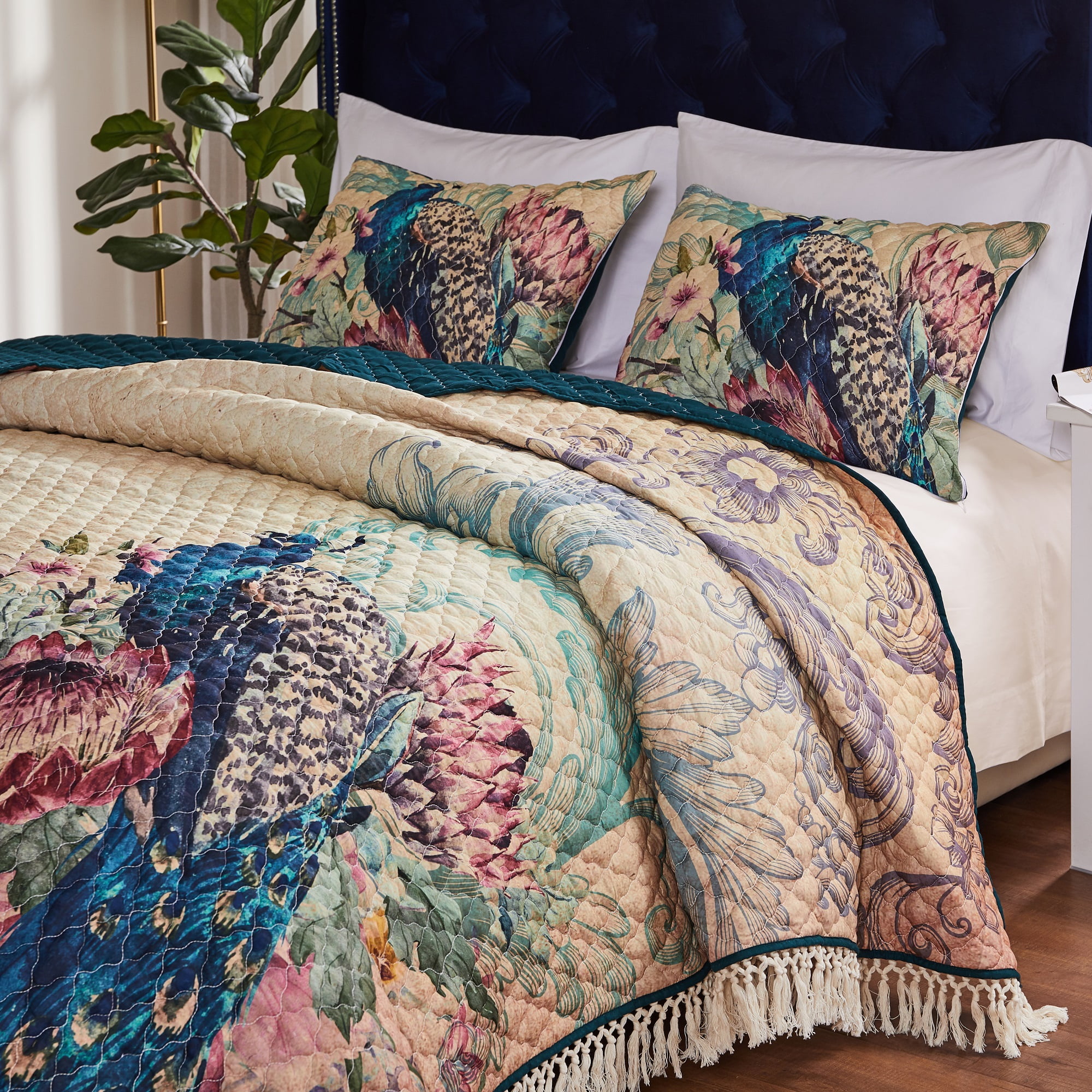 Full Black Microfiber Reversible Quilt Set with Graphic Detail