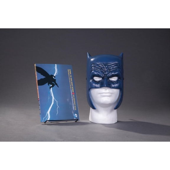 Batman: The Dark Knight Returns Book & Mask Set (Mixed media product)