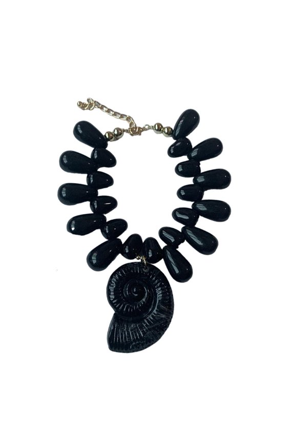 Beach Themed Conch Jewelry Necklace Feature Adjustable Length Collarbone Chain for Vacation Outfits and Parties